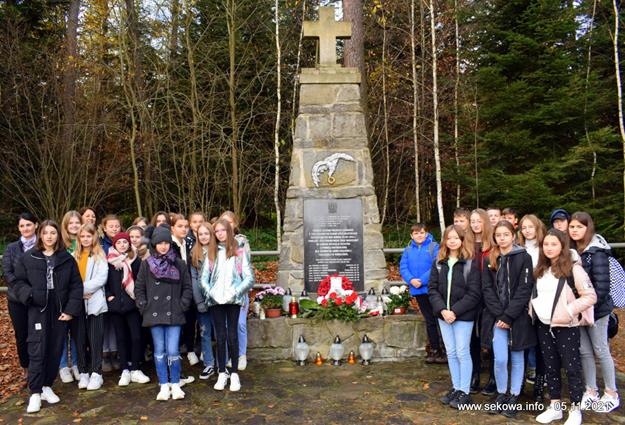 Lekcja historii pod Pomnikiem Polskich Lotników w Krzywej/Banicy
